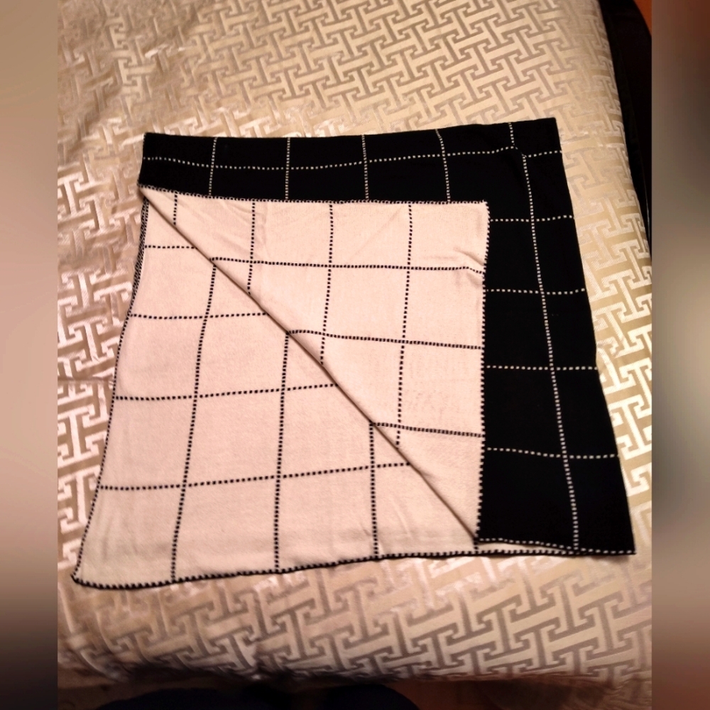 Reversible Black and White Checkered Scarf